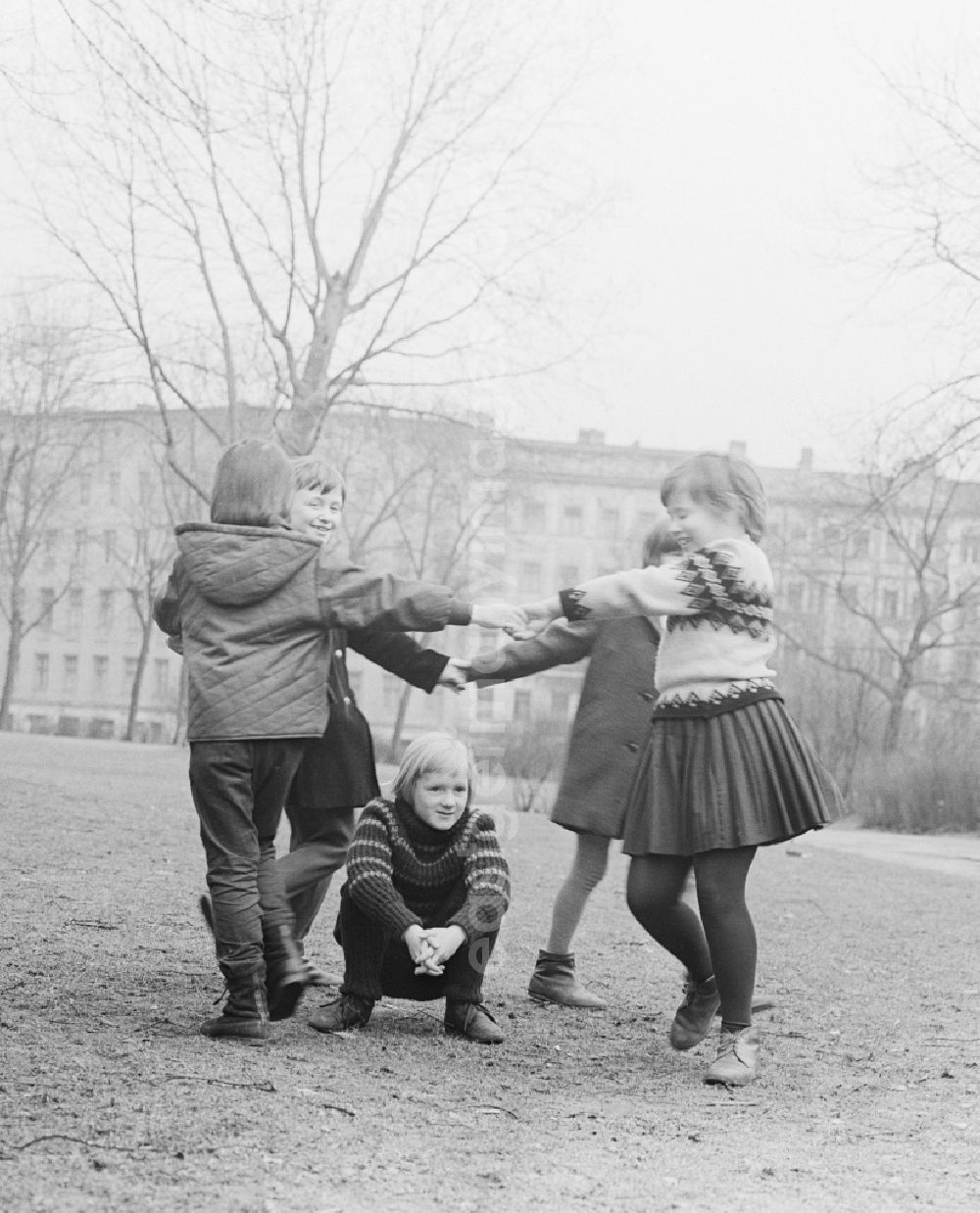GDR picture archive: Berlin - Children playing at a dance game outdoors in Berlin