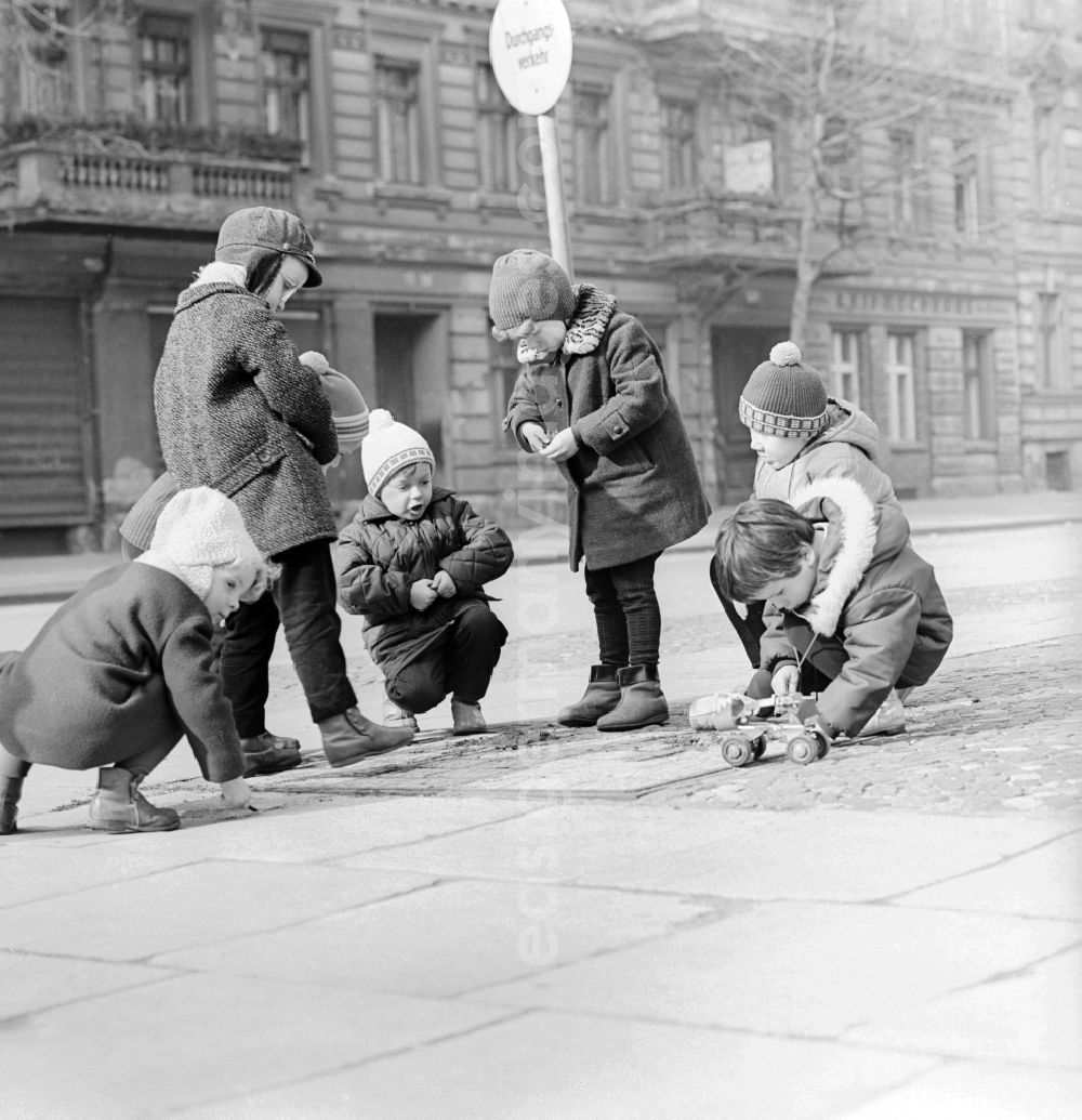 GDR picture archive: Berlin - Children playing in Berlin, the former capital of the GDR, German Democratic Republic