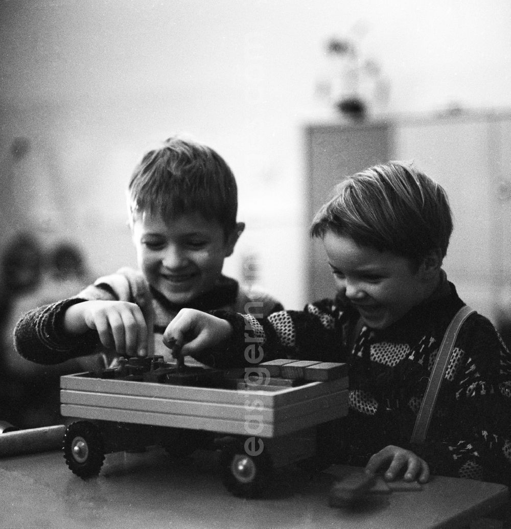 GDR picture archive: Berlin - Children playing with a wooden toy in Berlin