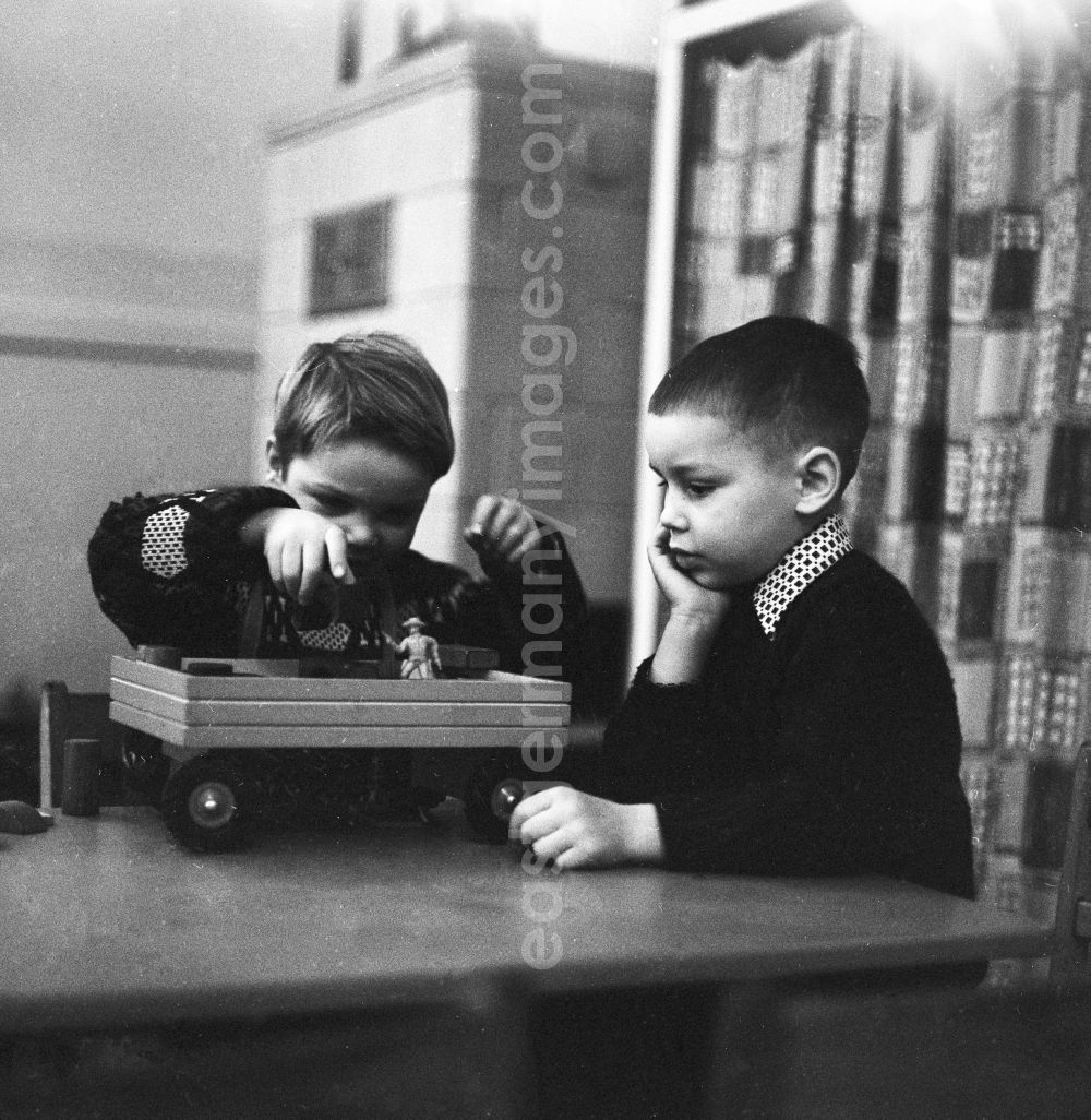 GDR image archive: Berlin - Children playing with a wooden toy in Berlin