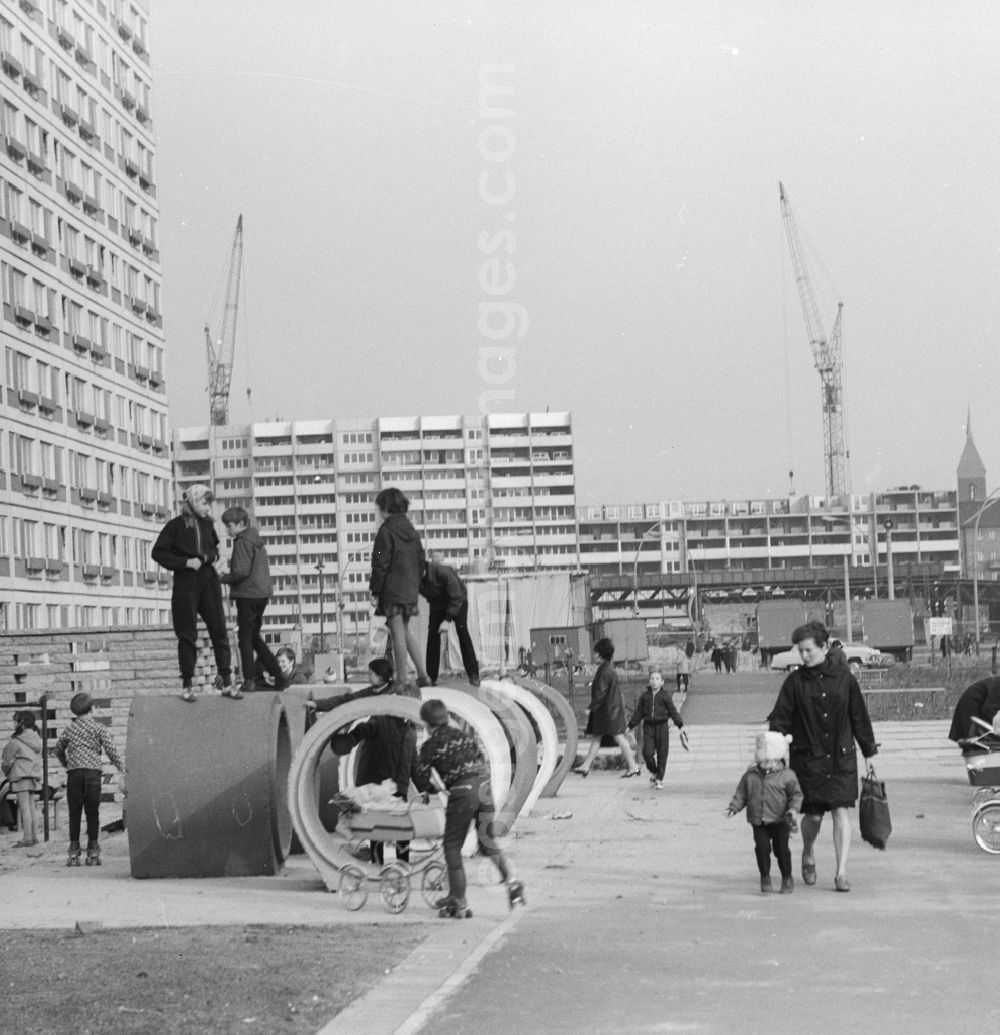 GDR image archive: Berlin - Children playing on a playground in Berlin