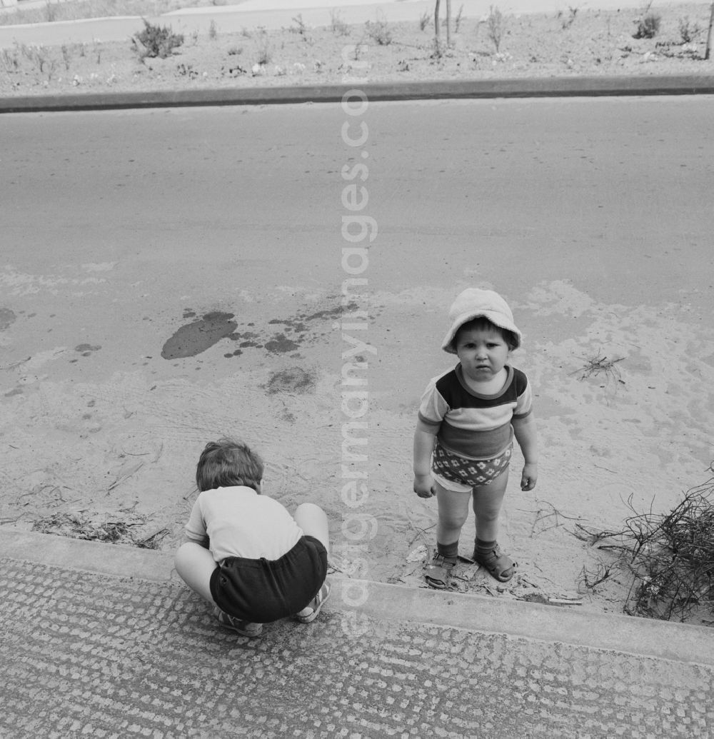 Berlin: Children playing in the street Berlin-Marzahn