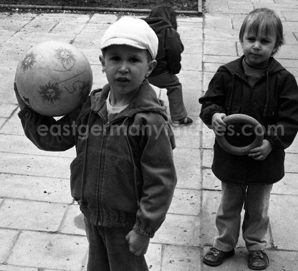 GDR image archive: Berlin - Children and young people in a playground in the district Mitte in Berlin Eastberlin, the former capital of the GDR, German Democratic Republic