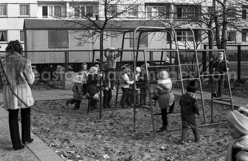 GDR picture archive: Berlin - Children and young people in a playground in the district Mitte in Berlin Eastberlin, the former capital of the GDR, German Democratic Republic