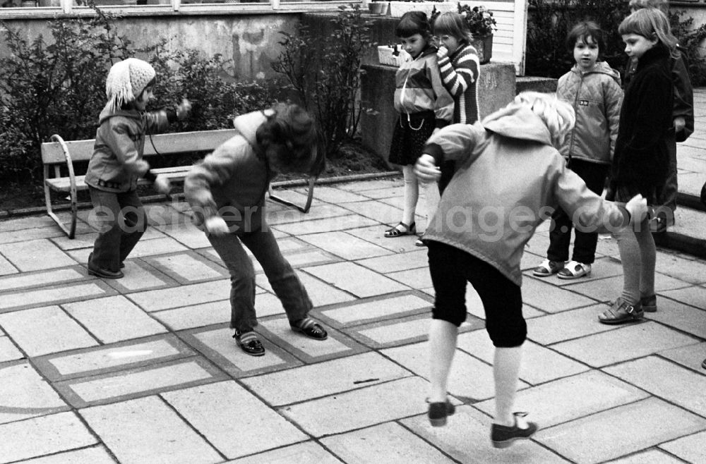 GDR picture archive: Berlin - Children and young people in a playground in the district Mitte in Berlin Eastberlin, the former capital of the GDR, German Democratic Republic
