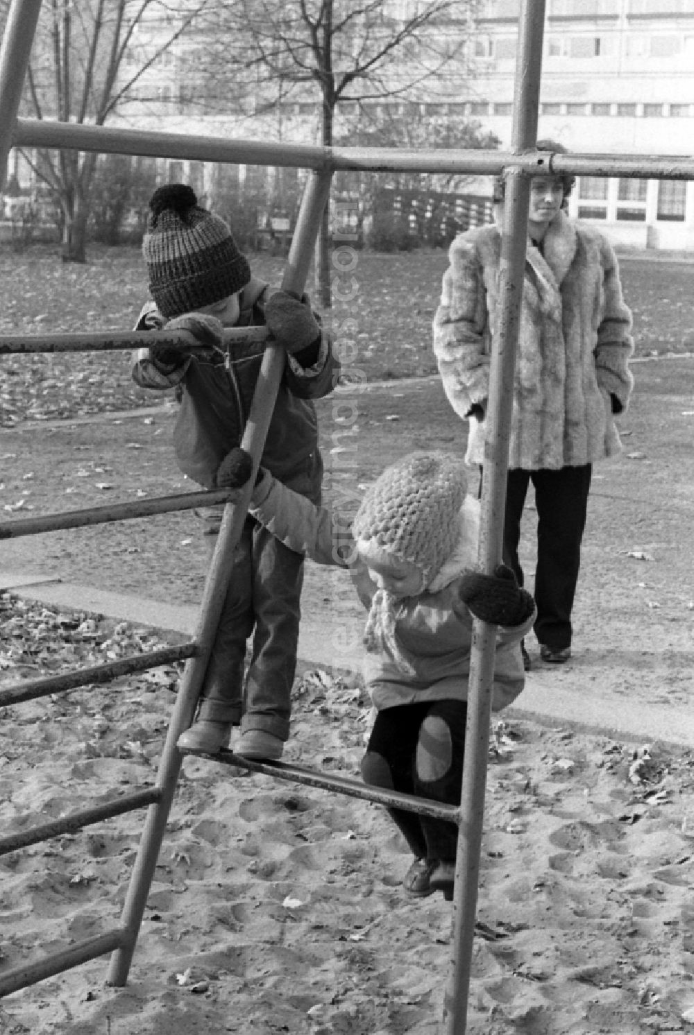 Berlin: Children and young people in a playground in the district Mitte in Berlin Eastberlin, the former capital of the GDR, German Democratic Republic