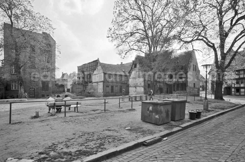 GDR picture archive: Quedlinburg - Children and young people in a playground in a half-timbered house ensemble in Quedlinburg, Saxony-Anhalt on the territory of the former GDR, German Democratic Republic