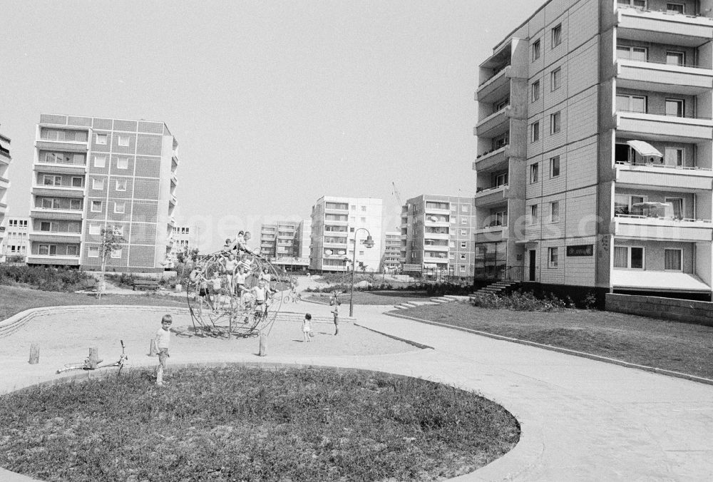 GDR image archive: Magdeburg - Children play on the playground in a residential area settlement in the part of town of Olvenstedt in Magdeburg in the federal state Saxony-Anhalt in the area of the former GDR, German democratic republic
