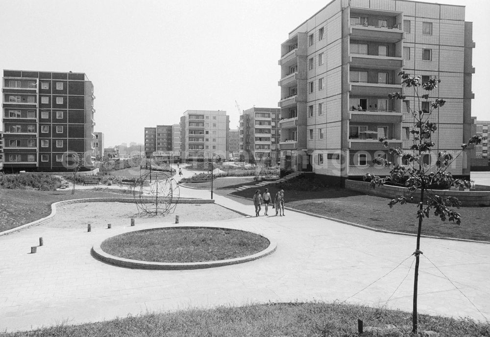 GDR photo archive: Magdeburg - Children play on the playground in a residential area settlement in the part of town of Olvenstedt in Magdeburg in the federal state Saxony-Anhalt in the area of the former GDR, German democratic republic