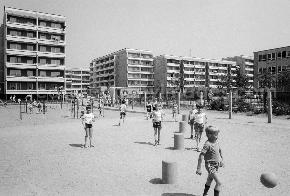 GDR image archive: Magdeburg - Children play on the playground in a residential area settlement in the part of town of Olvenstedt in Magdeburg in the federal state Saxony-Anhalt in the area of the former GDR, German democratic republic