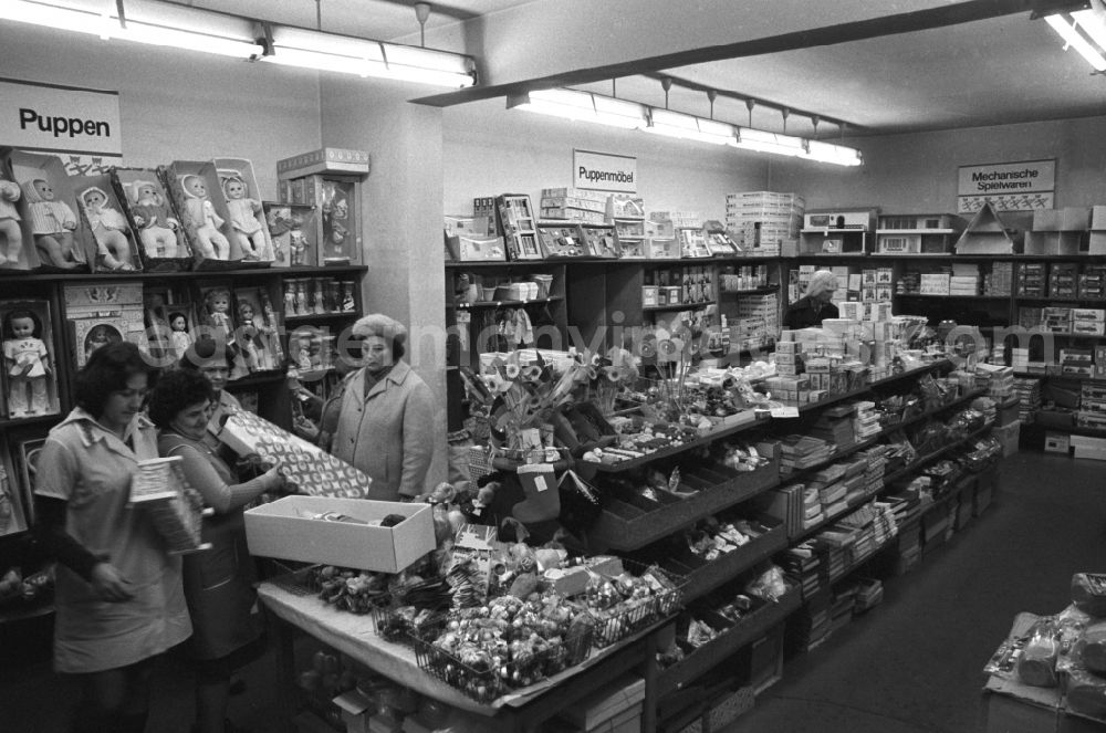 GDR photo archive: Berlin - Toy store in the Lichtenberg district of East Berlin in the territory of the former GDR, German Democratic Republic