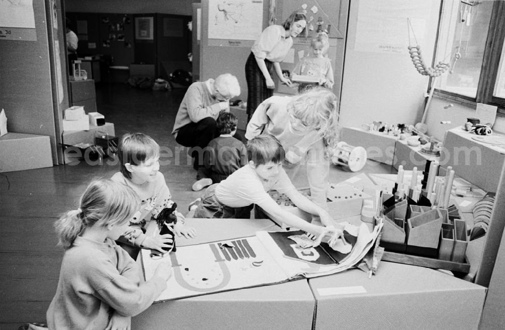 GDR image archive: - Spielzeug für Behinderte im FEZ Umschlagnummer: 7432