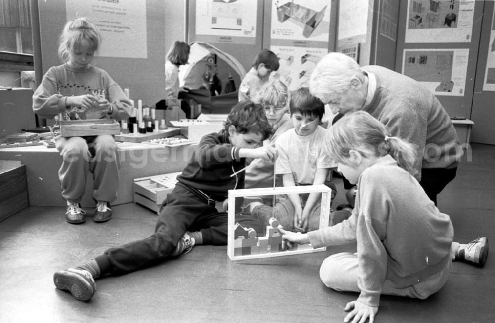 GDR photo archive: - Spielzeug für Behinderte im FEZ Umschlagnummer: 7432