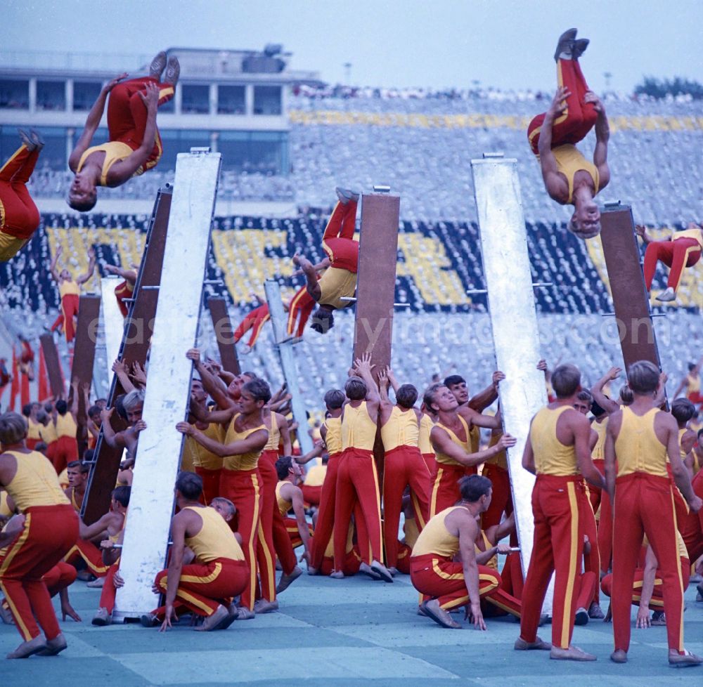 Leipzig: Athletes at the opening ceremony in Leipzig's Central Stadium during the V. Gymnastics and Sports Festival of the GDR in Leipzig in the state Saxony on the territory of the former GDR, German Democratic Republic