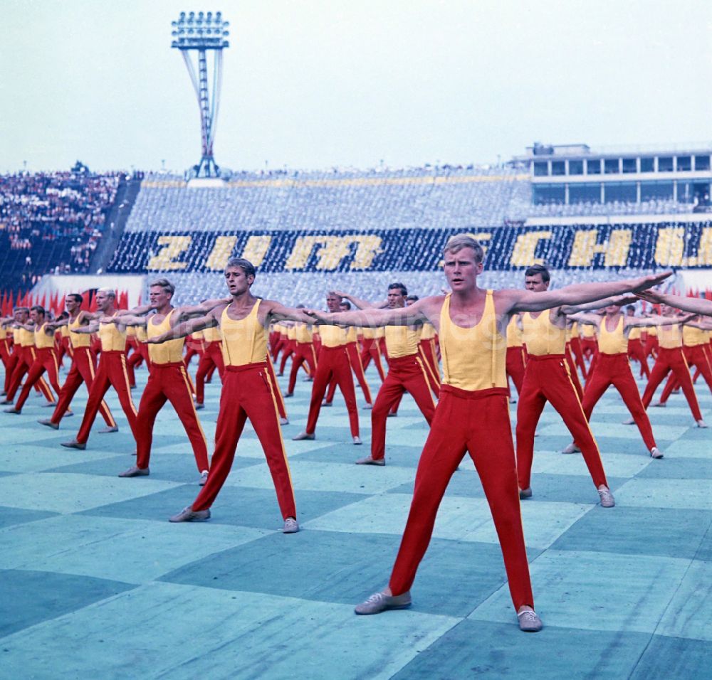 GDR photo archive: Leipzig - Athletes at the opening ceremony in Leipzig's Central Stadium during the V. Gymnastics and Sports Festival of the GDR in Leipzig in the state Saxony on the territory of the former GDR, German Democratic Republic