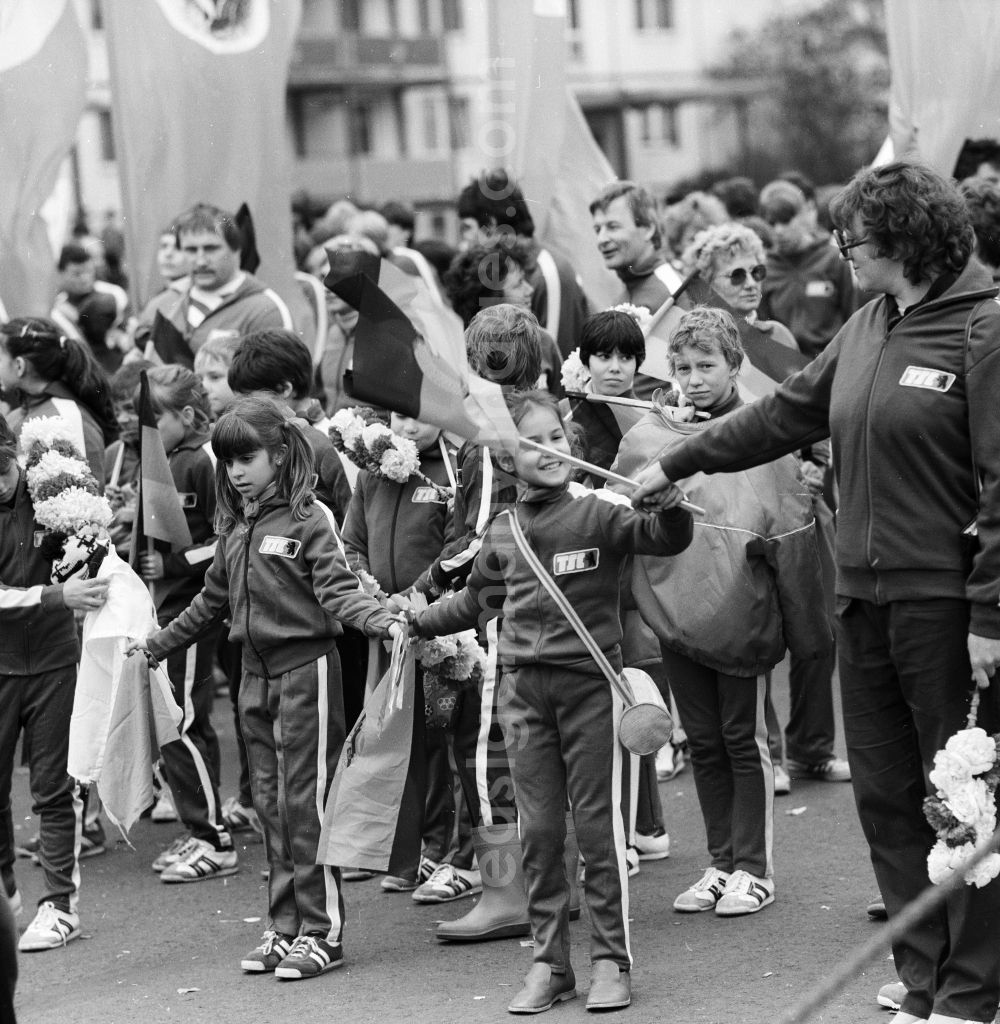 GDR picture archive: Berlin - Athletes of the sports club TSC (Berliner Turn- und Sportclub)Berlin will meet with flags and other winged elements for the 1st May Demonstration in Berlin, the former capital of the GDR, German Democratic Republic