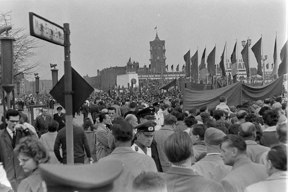 GDR photo archive: Berlin - Opening event for young athletes Children and Youth Spartakiade in the World Youth Stadium on Chausseestrasse in the Mitte district of Berlin East Berlin in the territory of the former GDR, German Democratic Republic