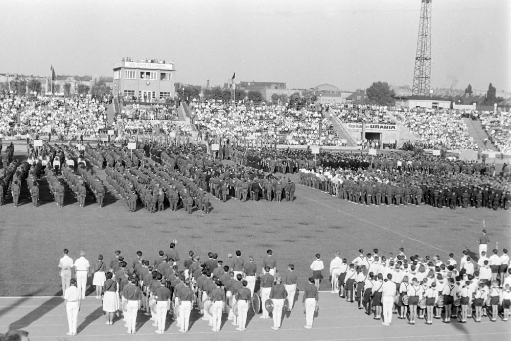 GDR image archive: Berlin - Opening event for young athletes Children and Youth Spartakiade in the World Youth Stadium on Chausseestrasse in the Mitte district of Berlin East Berlin in the territory of the former GDR, German Democratic Republic