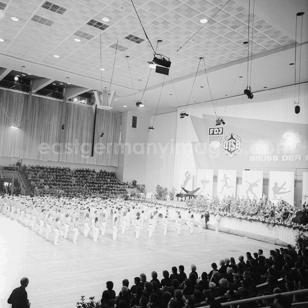 GDR picture archive: Berlin - Sports show of the German gymnastic alliance and sports alliance (DTSB) in the generator gymnasium in the sports forum Hohenschoenhausen in Berlin, the former capital of the GDR, German democratic republic