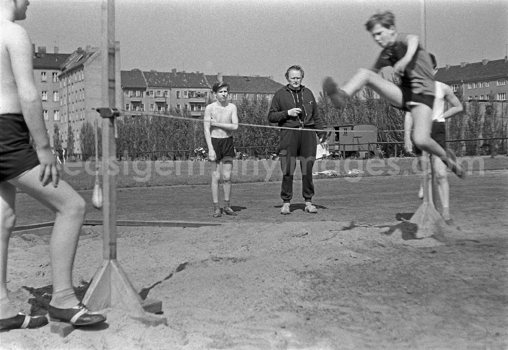 GDR image archive: Berlin - Students in physical education classon a sports field on street Guertelstrasse in the district Friedrichshain in Berlin Eastberlin on the territory of the former GDR, German Democratic Republic