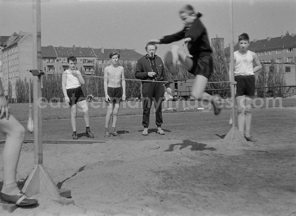 GDR photo archive: Berlin - Students in physical education classon a sports field on street Guertelstrasse in the district Friedrichshain in Berlin Eastberlin on the territory of the former GDR, German Democratic Republic