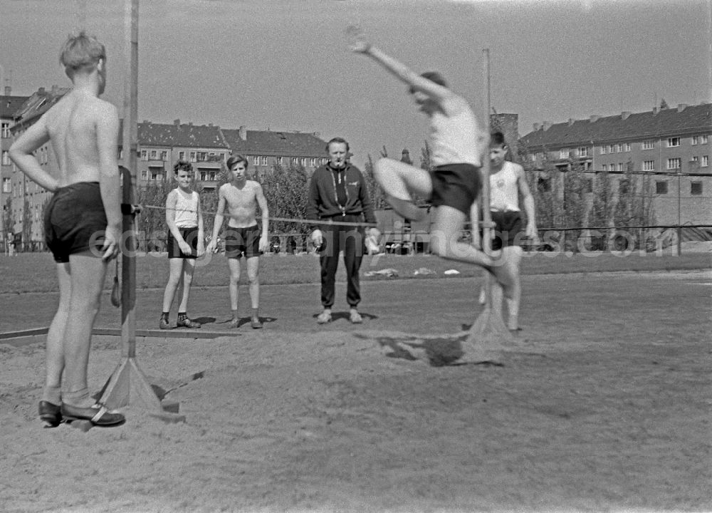 GDR picture archive: Berlin - Students in physical education classon a sports field on street Guertelstrasse in the district Friedrichshain in Berlin Eastberlin on the territory of the former GDR, German Democratic Republic