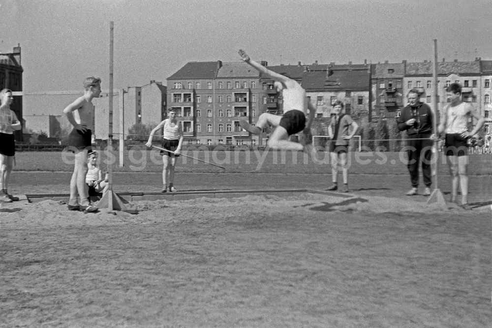 Berlin: Students in physical education classon a sports field on street Guertelstrasse in the district Friedrichshain in Berlin Eastberlin on the territory of the former GDR, German Democratic Republic