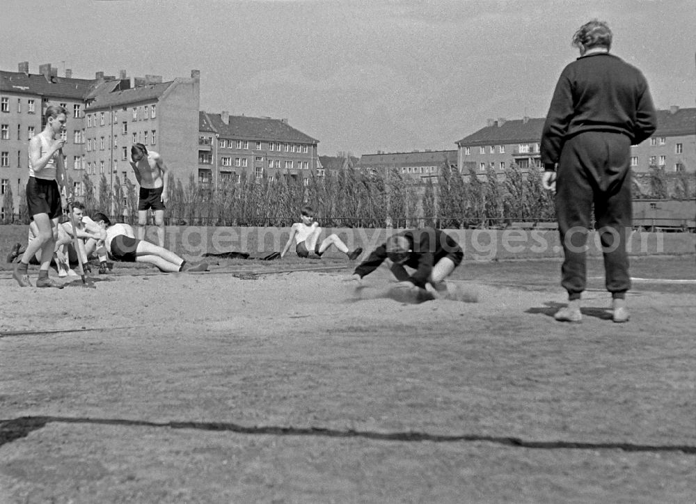 GDR photo archive: Berlin - Students in physical education classon a sports field on street Guertelstrasse in the district Friedrichshain in Berlin Eastberlin on the territory of the former GDR, German Democratic Republic