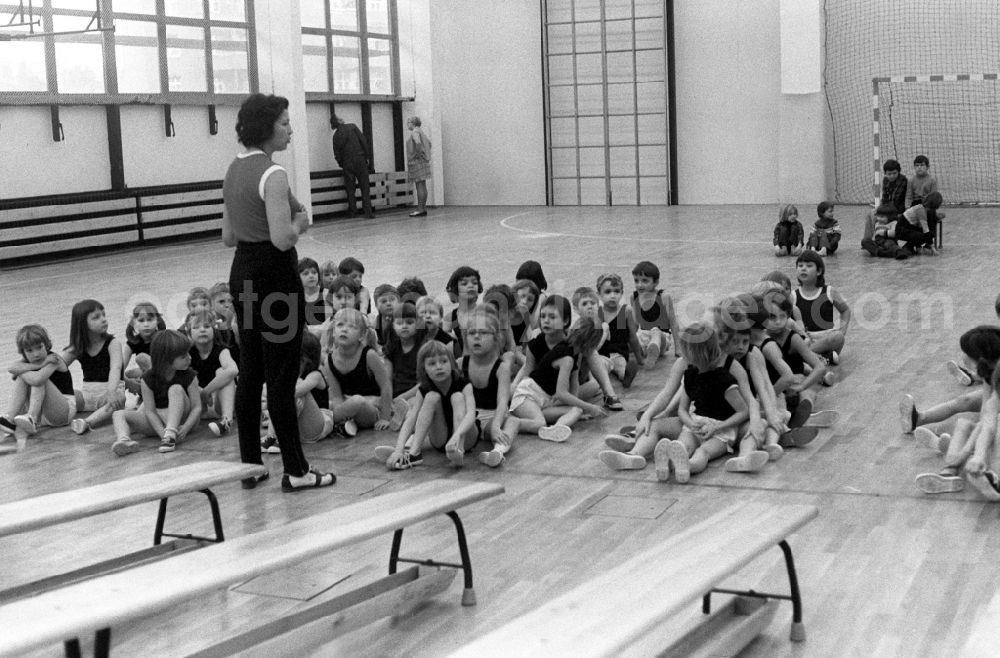 GDR photo archive: Berlin - A physical education teacher with pupil during physical education in a new sports hall at the 24th polytechnic secondary school Janusz Korczak in Berlin-Pankow, the former capital of the GDR, German Democratic Republic