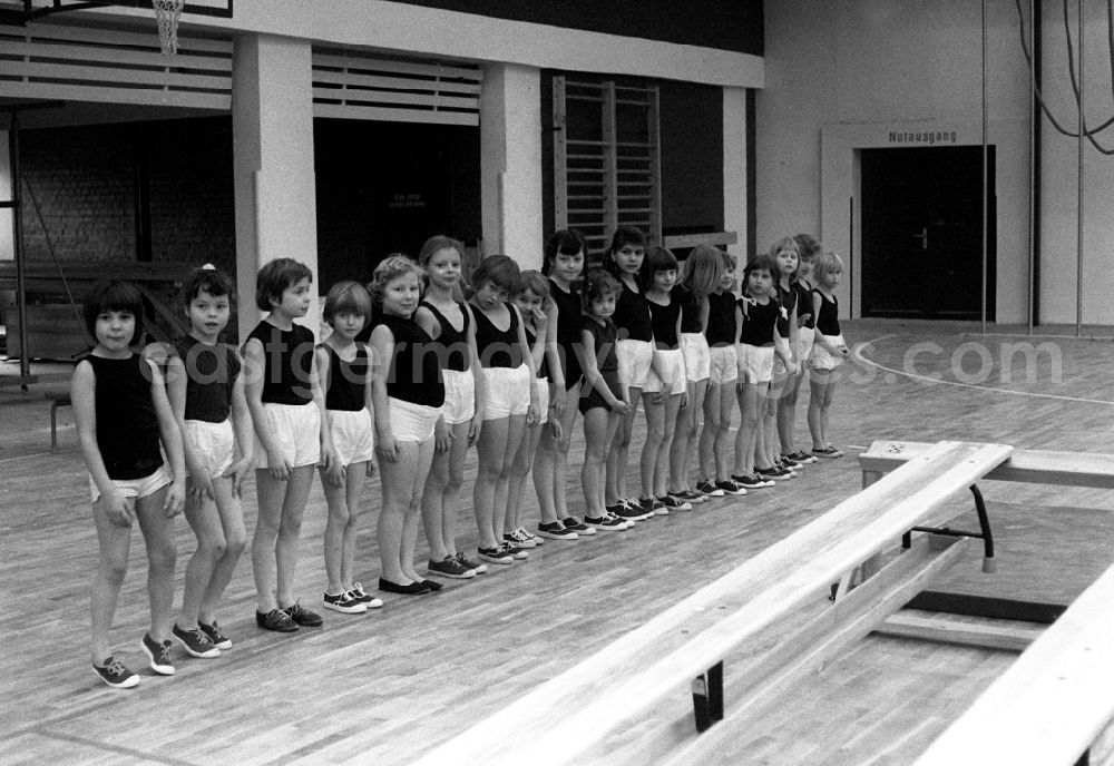 GDR picture archive: Berlin - Pupil during physical education in a new sports hall at the 24th polytechnic secondary school Janusz Korczak in Berlin-Pankow, the former capital of the GDR, German Democratic Republic