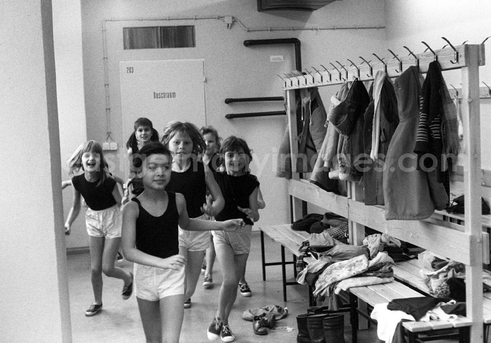 GDR image archive: Berlin - Pupils in the girls changing room after during physical education in a new sports hall at the 24th polytechnic secondary school Janusz Korczak in Berlin-Pankow, the former capital of the GDR, German Democratic Republic