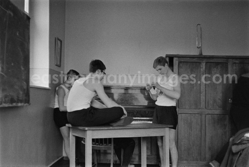 Berlin: Students in physical education class on street Jessnerstrasse in the district Friedrichshain in Berlin Eastberlin on the territory of the former GDR, German Democratic Republic
