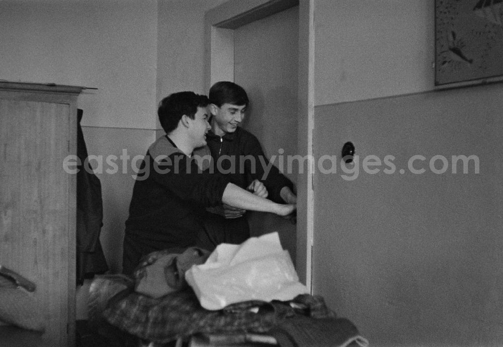 GDR image archive: Berlin - Students in physical education class on street Jessnerstrasse in the district Friedrichshain in Berlin Eastberlin on the territory of the former GDR, German Democratic Republic