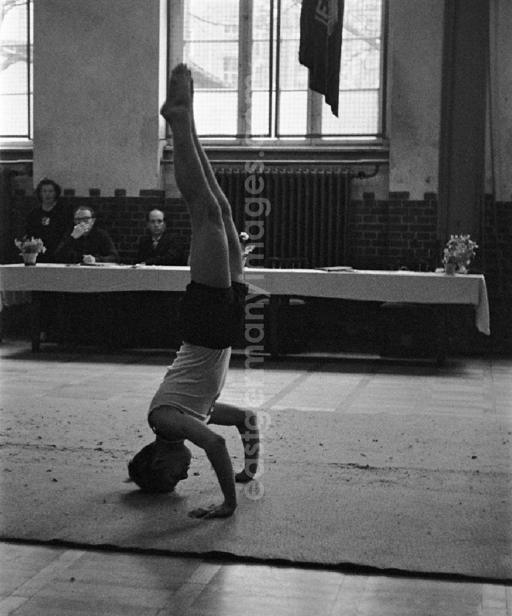 GDR image archive: Berlin - Students in physical education classin a sports hall in the district Friedrichshain in Berlin Eastberlin on the territory of the former GDR, German Democratic Republic