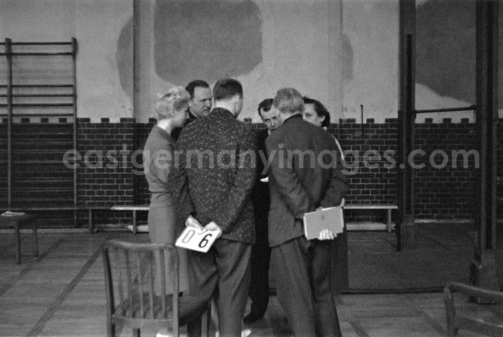 GDR photo archive: Berlin - Teatcher in physical education classin a sports hall in the district Friedrichshain in Berlin Eastberlin on the territory of the former GDR, German Democratic Republic