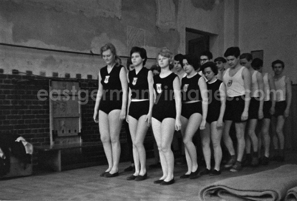 GDR picture archive: Berlin - Students in physical education classin a sports hall in the district Friedrichshain in Berlin Eastberlin on the territory of the former GDR, German Democratic Republic