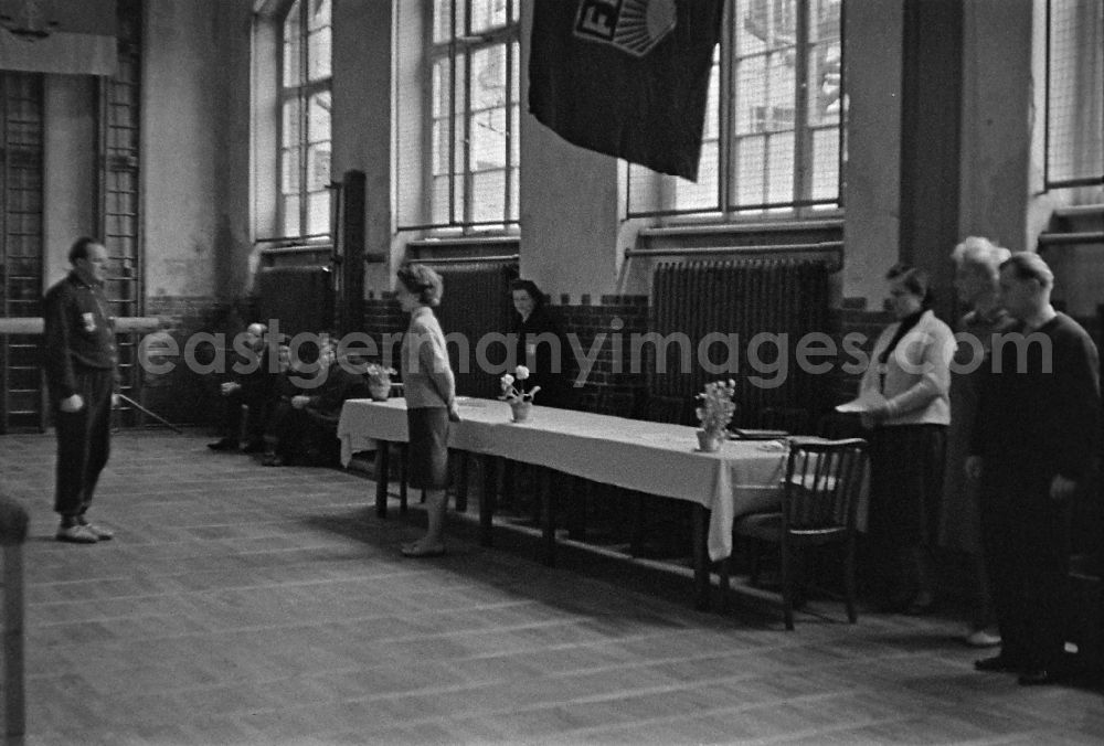 Berlin: Students in physical education classin a sports hall in the district Friedrichshain in Berlin Eastberlin on the territory of the former GDR, German Democratic Republic