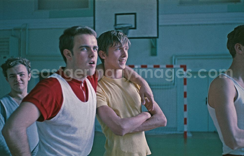 GDR picture archive: Berlin - Students in physical education classin a sports hall in Berlin Eastberlin on the territory of the former GDR, German Democratic Republic