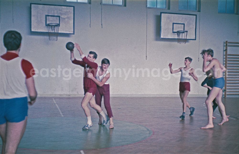 Berlin: Students in physical education classin a sports hall in Berlin Eastberlin on the territory of the former GDR, German Democratic Republic