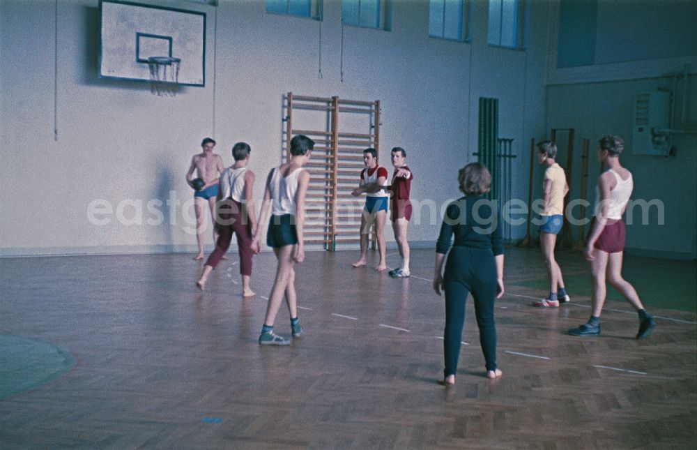 GDR image archive: Berlin - Students in physical education classin a sports hall in Berlin Eastberlin on the territory of the former GDR, German Democratic Republic