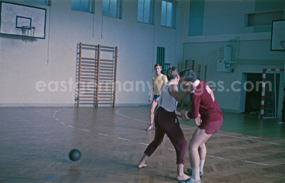 GDR photo archive: Berlin - Students in physical education classin a sports hall in Berlin Eastberlin on the territory of the former GDR, German Democratic Republic
