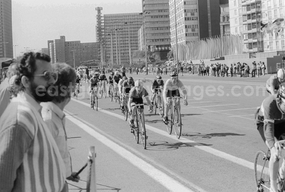 GDR image archive: Berlin - Sports event - Cycling race at the fair for public entertainment during the 1st of may in front of the stand at the Kalr-Marx-Allee in Berlin in Germany