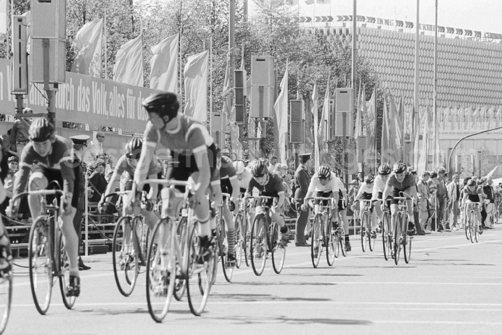 GDR photo archive: Berlin - Sports event - Cycling race at the fair for public entertainment during the 1st of may in front of the stand at the Kalr-Marx-Allee in Berlin in Germany