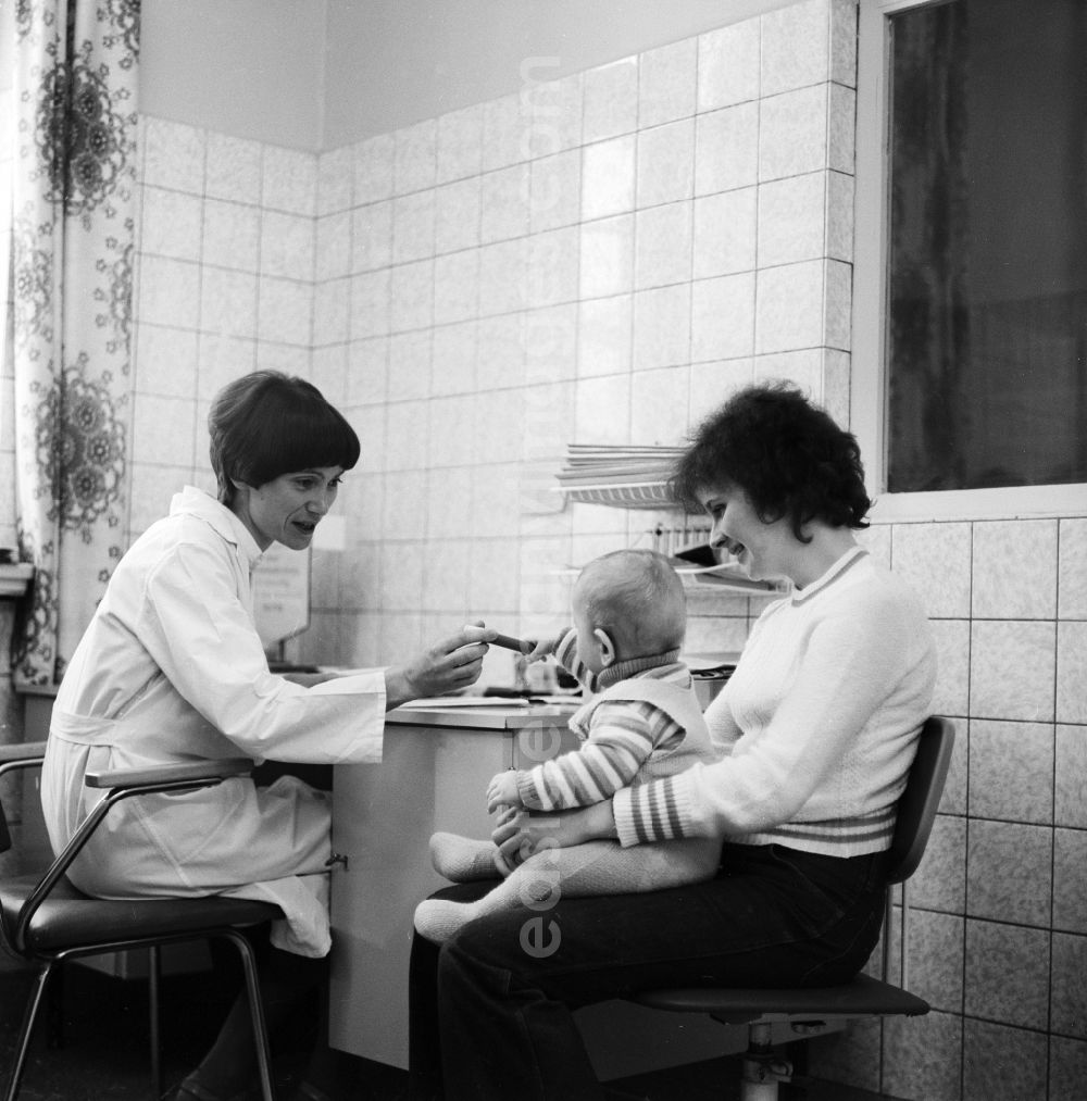 GDR photo archive: Berlin - Consultation in the pediatric clinic at Klinikum Berlin-Buch in Berlin, the former capital of the GDR, the German Democratic Republic. A mother sitting with her baby sits treatment rooms