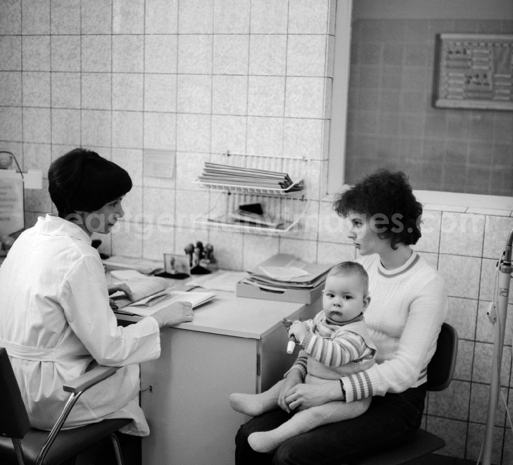 GDR picture archive: Berlin - Consultation in the pediatric clinic at Klinikum Berlin-Buch in Berlin, the former capital of the GDR, the German Democratic Republic. A mother sitting with her baby sits treatment rooms