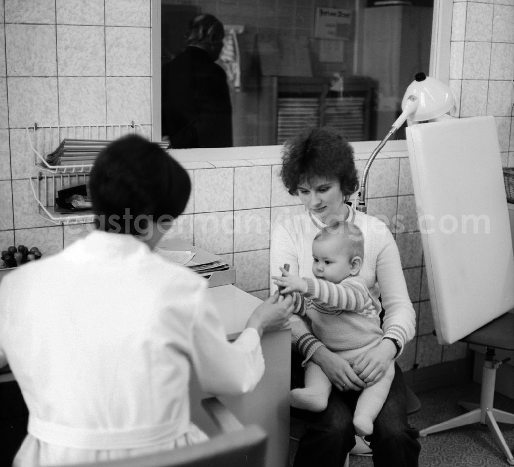 Berlin: Consultation in the pediatric clinic at Klinikum Berlin-Buch in Berlin, the former capital of the GDR, the German Democratic Republic. A mother sitting with her baby sits treatment rooms