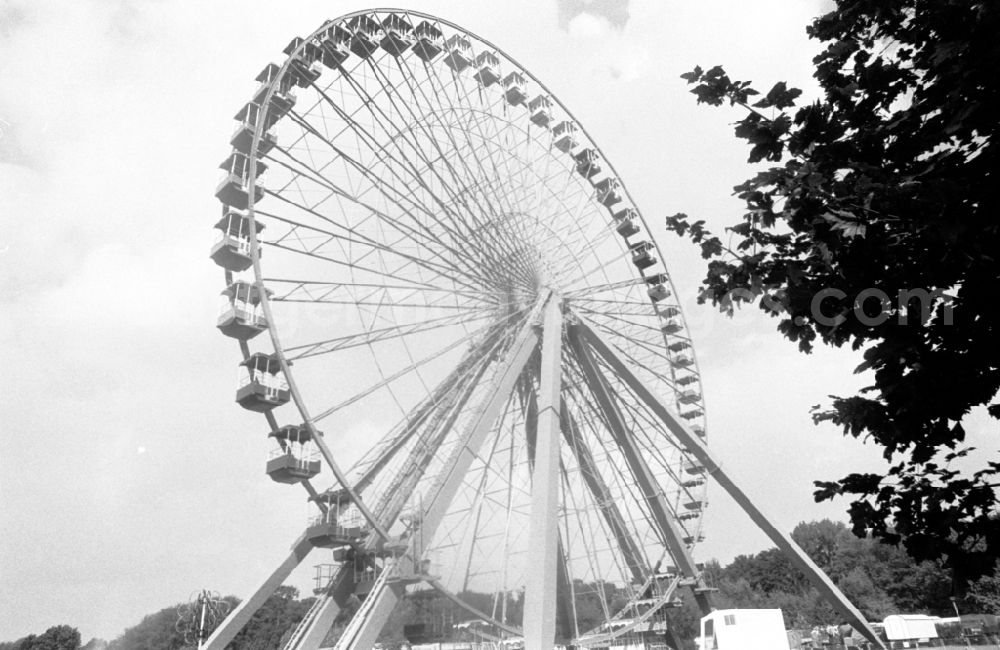 GDR picture archive: Berlin - Ferris wheel in the funfair Spreepark Plaenterwald in Berlin Rummelsburg, the former capital of the GDR, German Democratic Republic
