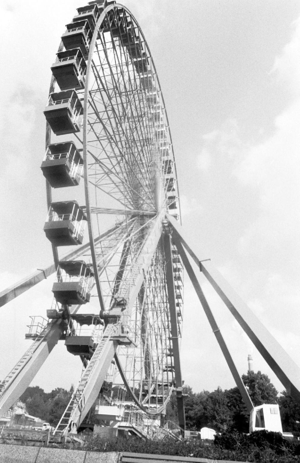 Berlin: Ferris wheel in the funfair Spreepark Plaenterwald in Berlin Rummelsburg, the former capital of the GDR, German Democratic Republic