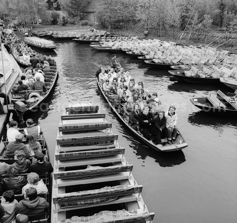 Lübbenau/Spreewald: Spreewald barges with tourists in the Spreewald in Luebbenau/Spreewald in the federal state Brandenburg on the territory of the former GDR, German Democratic Republic
