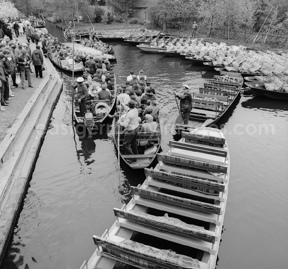 GDR image archive: Lübbenau/Spreewald - Spreewald barges with tourists in the Spreewald in Luebbenau/Spreewald in the federal state Brandenburg on the territory of the former GDR, German Democratic Republic
